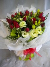 AHM539 - Red roses & eustomas