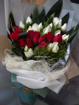 AHR1420 - Red & white roses