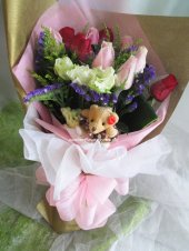 BB485 (Roses, eustomas & bear)